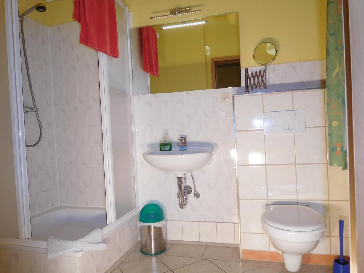 Hostel Waldhaus Am Ferienpark Mirow -Zimmer Du Wc Ngoại thất bức ảnh